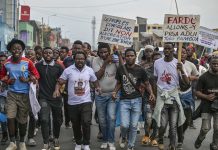 A tira gas lagrimogeno riba manifestantenan oponiendo trupanan stranhero