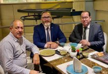 Awe Minister Glenbert Croes lo duna un rueda di prensa tocante su biahe pa Ecuador