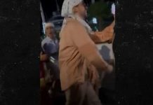 Bad Bunny ta tira telefon di fanatico den awa pa falta di respet