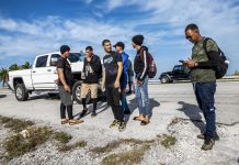 Centenares di migrante na Florida den loke sheriff a yama un crisis