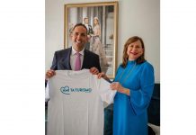 Minister Dangui Oduber ta ricibi t-shirt promocional di AHATA pa señala serie 2 di ‘Ami Ta Turismo’