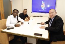 Minister Endy Croes y dr. Gregory Richardson a firma acuerdo pa e proyecto di investigacion climatico “Climate Challenges”