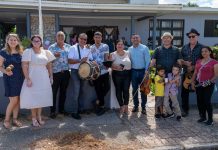 Minister Ursell Arends (Raiz) a habri aña bishitando casnan di cuido