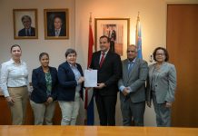 Minister Geoffrey Wever: Tur hende mester por habri un cuenta bancario