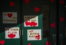 Update: Mucha di seis aña a tira maestra den klas na Virginia, Merca