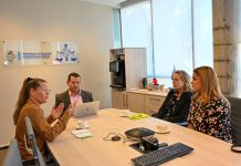 Directora di UNICEF Hulanda ta duna compliment di e trabaonan cu e team di Codigo di Proteccion di Departamento di Mucha y Hoben a haci