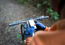 Mas ciclista a haya boet pa core cu telefon den man