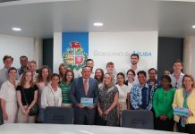 Minister Endy Croes hunto cu Prome Minister Evelyn Wever – Croes a ricibi bishita di studiantenan di Haagse Hogeschool