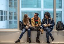 Minister di Educacion ahustando regla pa limita entrada di studiante internacional