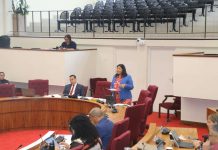 Minister Maduro di Finansa durante reunion publico a enfatisa: Hulanda no tin motibo pa desconfia e maneho financiero hiba pa Gabinete Wever-Croes