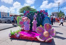 Parada escolar riba cayanan di Oranjestad yen di ambiente y creatividad