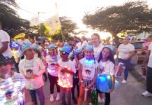 Scolnan di Oranjestad a organisa un bunita parada di luz pa e muchanan