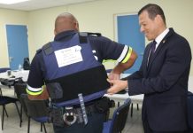 Cuerpo di Polis di Aruba wardando riba bulletproof vest cu a priminti
