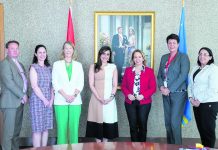 Prome Minister a reuni cu embahadora di Merca na Hulanda pa trata temanan di cooperacion entre Aruba y Merca
