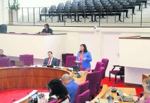 Segun Minister Maduro, a informa Parlamento di Aruba tocante donacion na Qredits