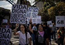 Venezuela: Riba Dia di Hende Muhe Venezolanonan femenino a protesta pa derechonan laboral y eliminacion di violencia di genero