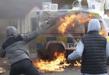 A kima un auto di polis den protesta contra acuerdo di paz cu Nort Irlanda