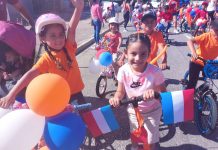 Arco Iris Kleuterschool a celebra Dia di Rey cu un bunita parada di bicicleta
