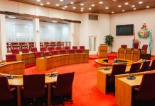 Asiento den parlamento no ta di ningun partido politico, segun principio di vrijmandaat