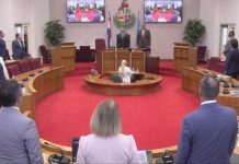 E mesun parlamentarionan cu a yama pa un reunion publico tocante costo di bida a bandona sala di parlamento