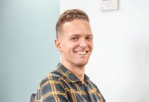 Guus Weltings y Piet van Oosterhout preparando pa core Ronde van Aruba; Pa recauda fondo pa Trampolin pa Trabou