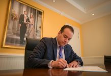 Minister Geoffrey Wever ta firma Landsbesluit pa comienso oficial di Aruba Fair Trade Authority