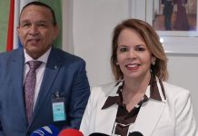 Durante conferencia di prensa na su yegada na Aruba; Prome Minister a duna resumen di su biahe di trabao na Hulanda