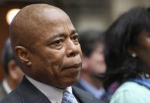 Citando fluho di migrante, alcalde di New York ta pidi corte pa suspende ‘derecho pa shelter’