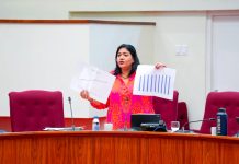 Minister Maduro di Finansa durante reunion publico riba Costo di Bida: Corupcion ta pone costo di bida subi na Aruba; Ta tristo pa mira con Mike Eman ta brasa corupcion