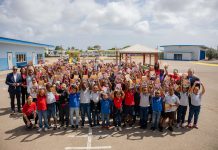 Minister Dangui Oduber A bishita colegio Bon Bini den cuadro di e programa di scol saludabel