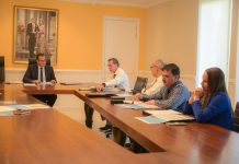 Minister di Comunicacion, Geoffrey Wever a ricibi e relato anual di Setar N.V.