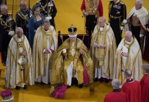 Rey Charles III corona den ceremonia historico