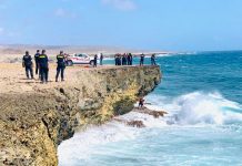 Dos persona a hoga drentando costa patras di Vader Piet, tres otro indocumentado a keda deteni pa polis; Autoridad a rescata tres persona
