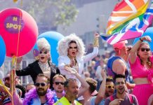 Drag queens pa lidera paradanan di boto na Utrecht Pride den protesta contra violencia anti-LBTQIA+