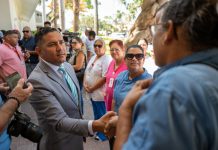 Minister Ursell Arends ta ricibi carta di sindicato SEPPA representando trahadonan di SABA