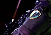 A detene dos homber pa posesion di arma di candela y droga