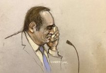 Actor Kevin Spacey ta wanta lagrima aden mientras e ta testifica con e alegacionnan di abuso sexual a “destrui” su carera