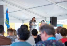 Minister di Finanzas y Cultura ta refleha riba poema “E pleki shinishi di sclavitud”