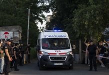 Sospechoso na Ucrania ta detona explosivo den corte, matando su mes