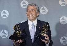 Tony Bennet, cantante legendario di musica standard Mericano, a fayece cu 96 aña