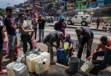 Venezolanonan ta gasta casi cinco salario pa por tin awa potabel na nan cas