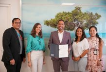 A firma acuerdo pa pone 100 bari di sushi na costa di Aruba