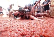 Cayanan na Spaña yena cu tomati durante fiesta di Tomatina