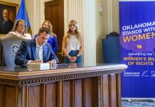 Derechonan transgenero bao menasa den mandato ehecutivo firma pa Gobernador di Oklahoma