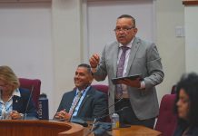 Minister Endy Croes A splica oposicion den parlamento di Aruba riba e lucha y importancia di nos autonomia