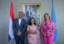 Prome Minister y Minister Dangui Oduber ta ricibi bishita di Embahadora di India na Den Haag, señora Reenat Sandhu