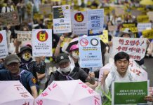 Sur Koreanonan ta protesta na Seoul contra plan di Hapon pa basha awa di desperdicio nuclear den lama