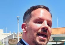 Parlamentarionan Mansur y Santos do Nascimento a entrega carta na Gobernador di Aruba tocante RAft