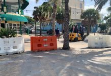 A kita e new jerseynan y e verkeer paaltjes pa asina por staciona na Plasa Nikki Habibe