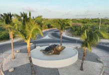 Prome Minister Evelyn Wever-Croes den conexion cu instalacion di e arte “driekiel” na retondo di Eagle Beach: “Mi ta spera cu e obra aki, recorda nos na e resiliencia, forsa y amor cu nos tin pa nos dushi isla Aruba”